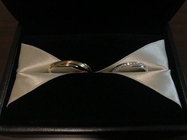 形がウェーブで遊び心があり、つやけしがアクセントです。