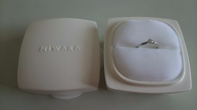 陶器のリングケースがついています。高級感があります。