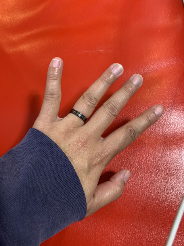 チタンタイプを購入。キズやくすみにも強いです。