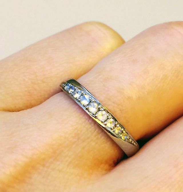 ダイヤモンドは輝きが普段使いには強いのであえて天然石を選択