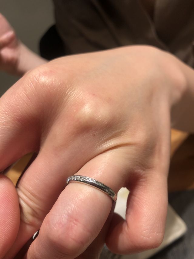 ダイヤモンドが散らばめられております。