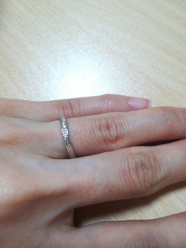 お互いのイニシャル、結婚記念日が内側に印字されています。