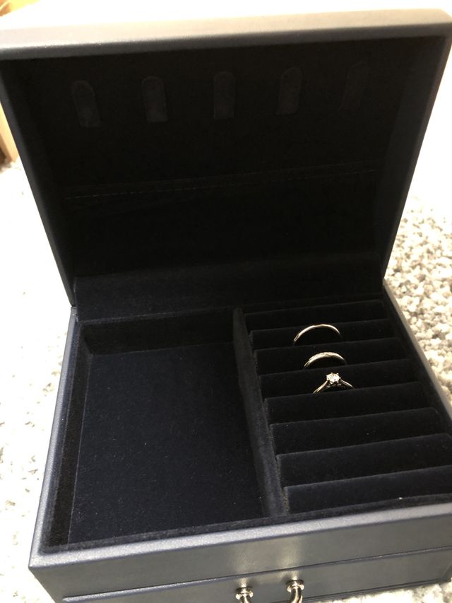 結婚指輪と婚約指輪。頂いたジュエリーボックスもお気に入り。