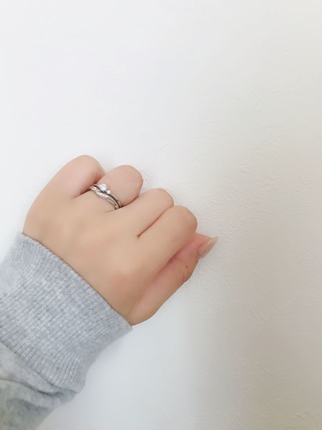 エンゲージリングとマリッジリングの重ね付けです。