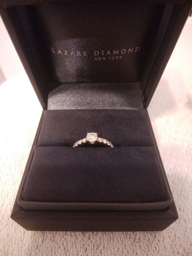 センターだけでなくサイドの石もキラキラします。