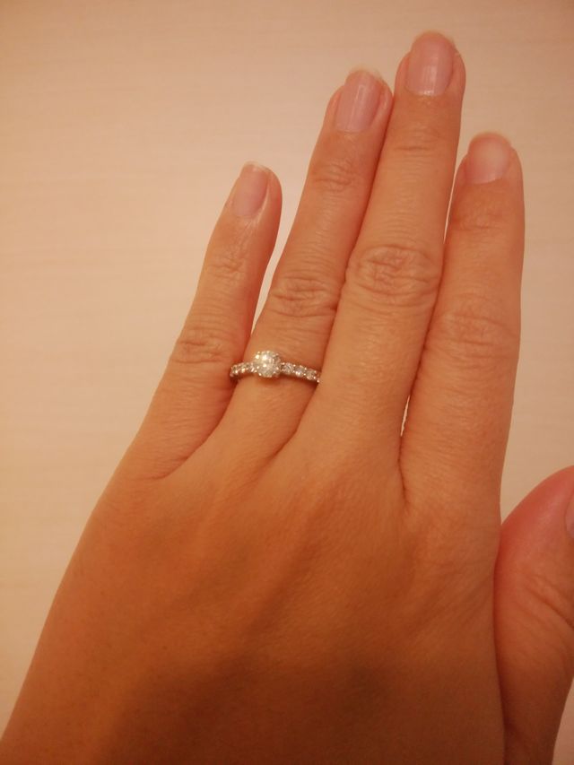 虹色だったり白い光だったり照明によって違う輝きに。