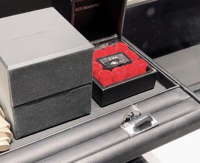プロポーズ用ダイヤモンドとローズボックスと婚約指輪