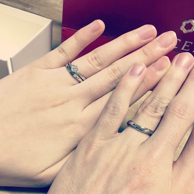 婚約指輪はフローラ
カチッとはまるセットリングの結婚指輪
