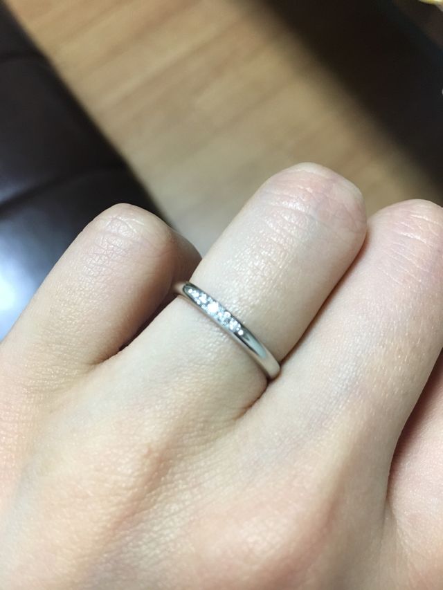 シンプルですがダイヤの輝きが綺麗で普段使いには向いている。