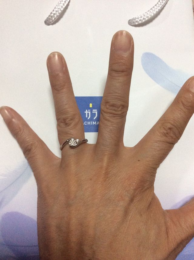 ダイヤの回りは、プラチナで覆われています