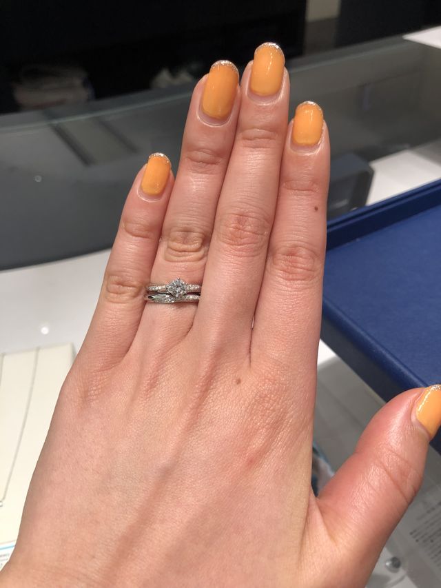 婚約指輪:ヴィーナスフェザー
結婚指輪:スターリー