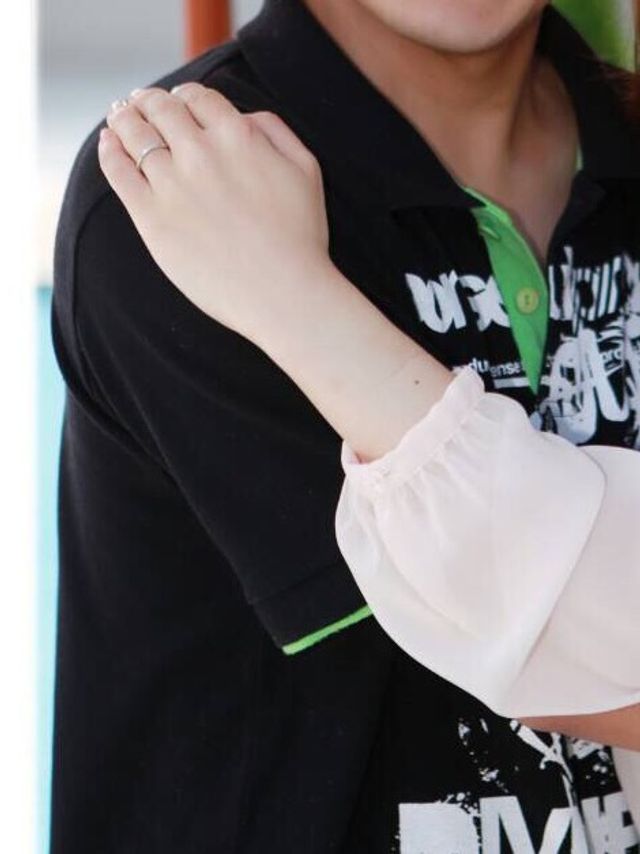 屋外で私服のときです。近くで見ないと分からないさりげなさです