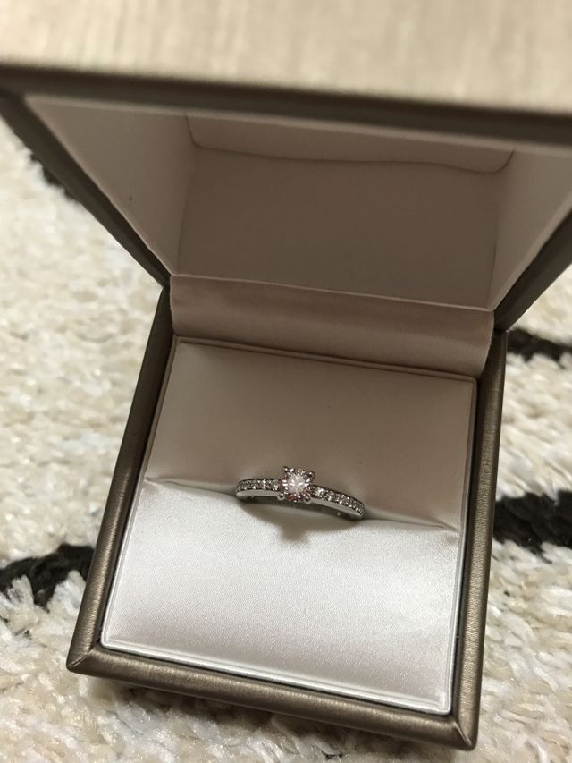 パヴェタイプの婚約指輪です。