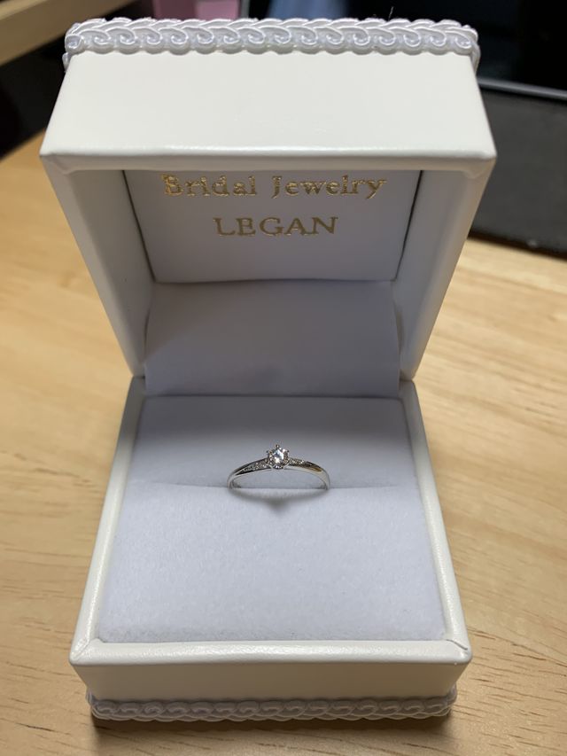 ダイヤの周りにも流れるようなデザインのダイヤが入っています。