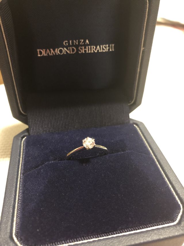彼希望の王道の一粒ダイヤ、私希望の普段使いができる婚約指輪