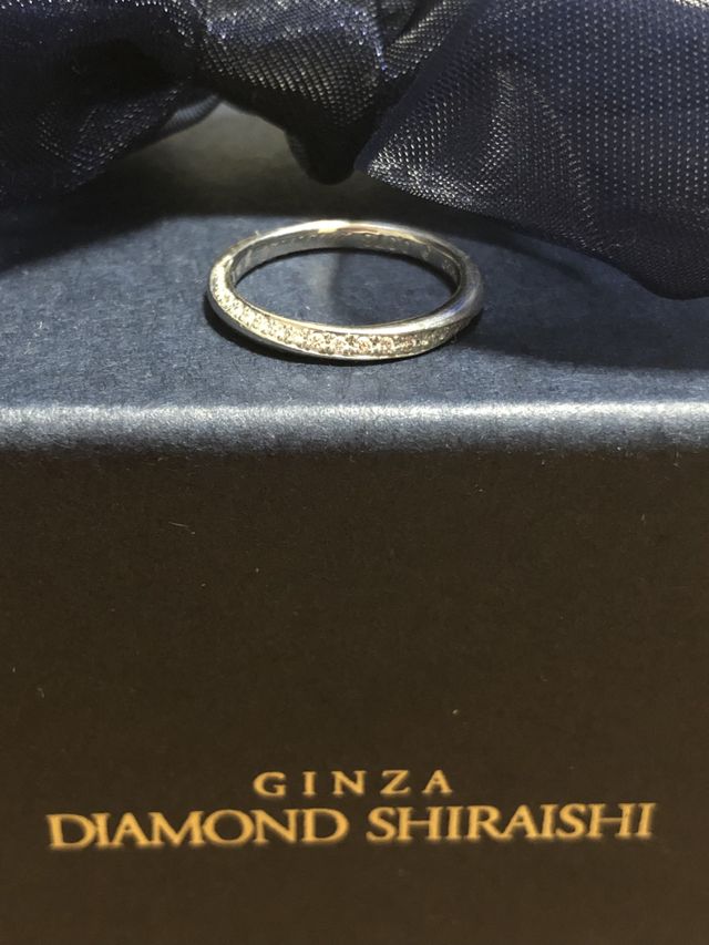 斜めハーフエタニティで、キラキラだけど上品な指輪