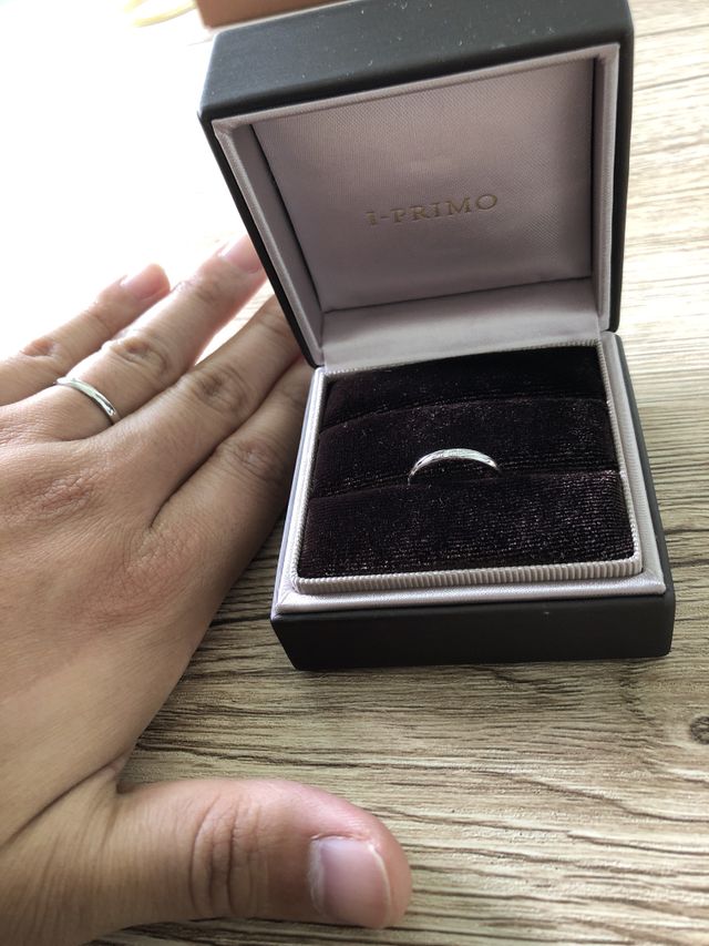 妻のはダイヤが3石あり、わたしのは少しウエーブ状になってる。