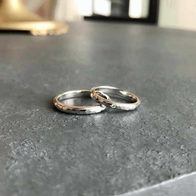 マリッジリングはプラチナのキラキラしたつちめタイプで。