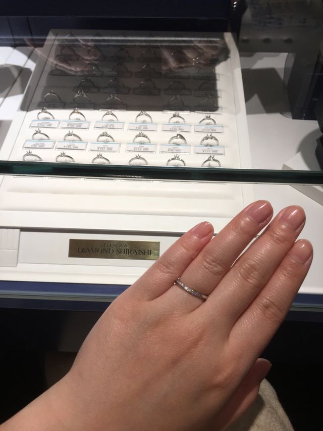 ブーケの結婚指輪です。
ダイヤも入ってて、上品です。