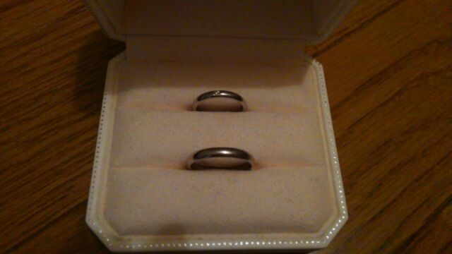 シンプルなストレートのプラチナリング。女性は一粒ダイヤ付き