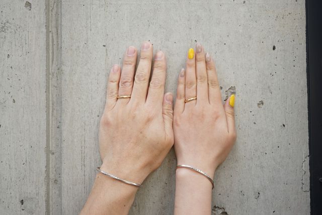 お店の壁の前で撮影した写真です。