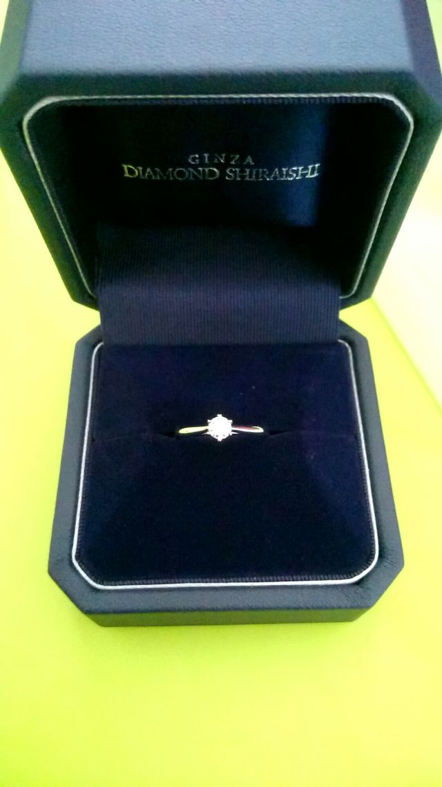 0.2カラットのダイヤの付いたエンゲージリングです。