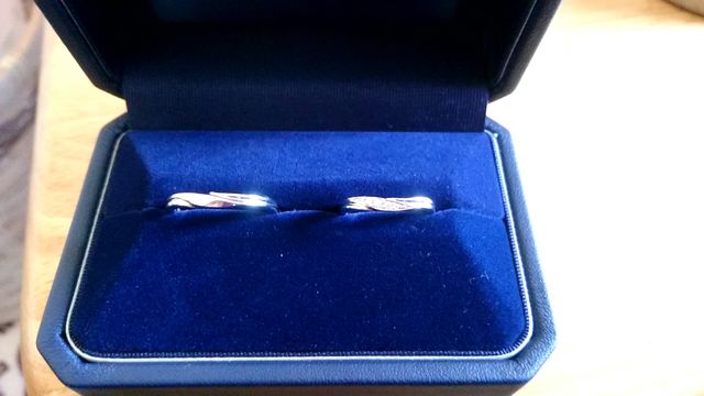 重ね付けが出来るマリッジリングです。