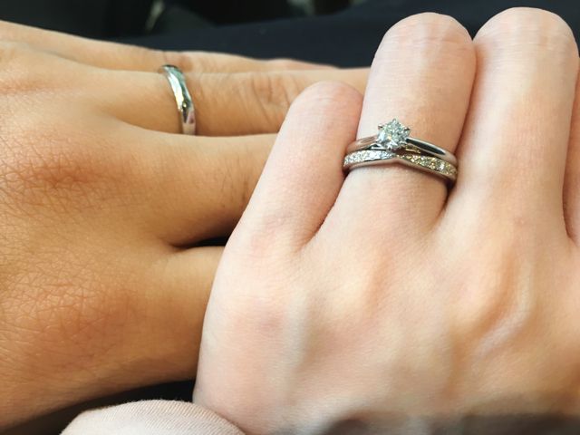 婚約指輪との重ね付けをしてます。