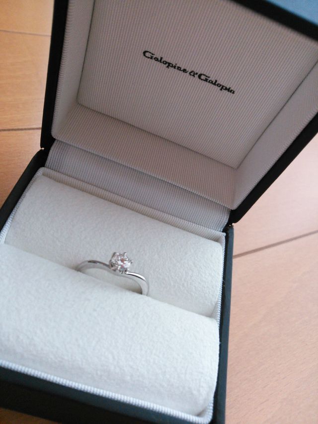 リングが曲線状になっていて指を細く見せてくれます。