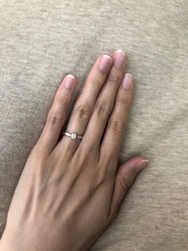 指輪をはめた写真