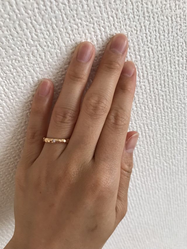 ピンクゴールドのひとつダイヤがついてるデザインを選びました。