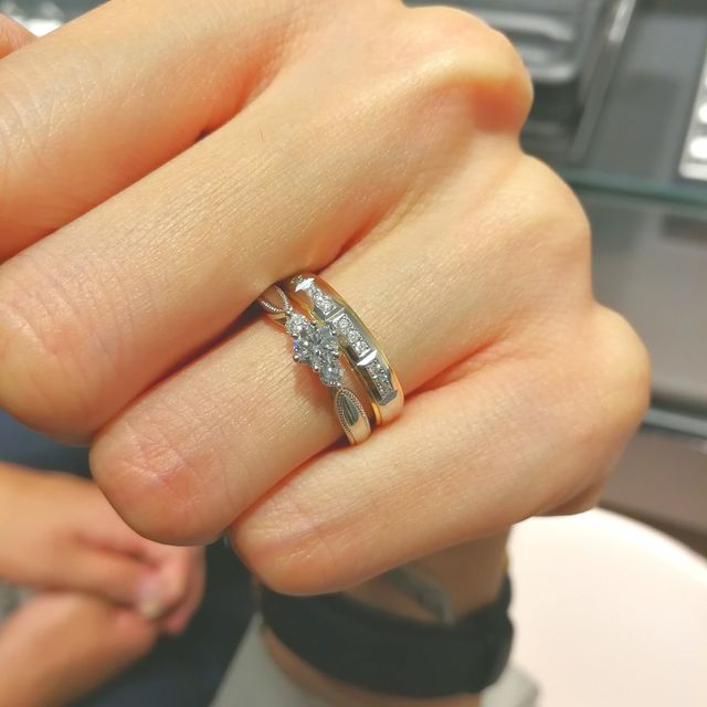 上のが結婚指輪。下が婚約指輪