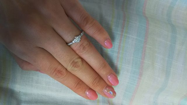 メインの石とダイヤと枠を別々で選びました。