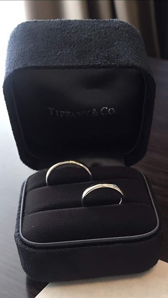 結婚指輪の入った箱を開けたときの写真です