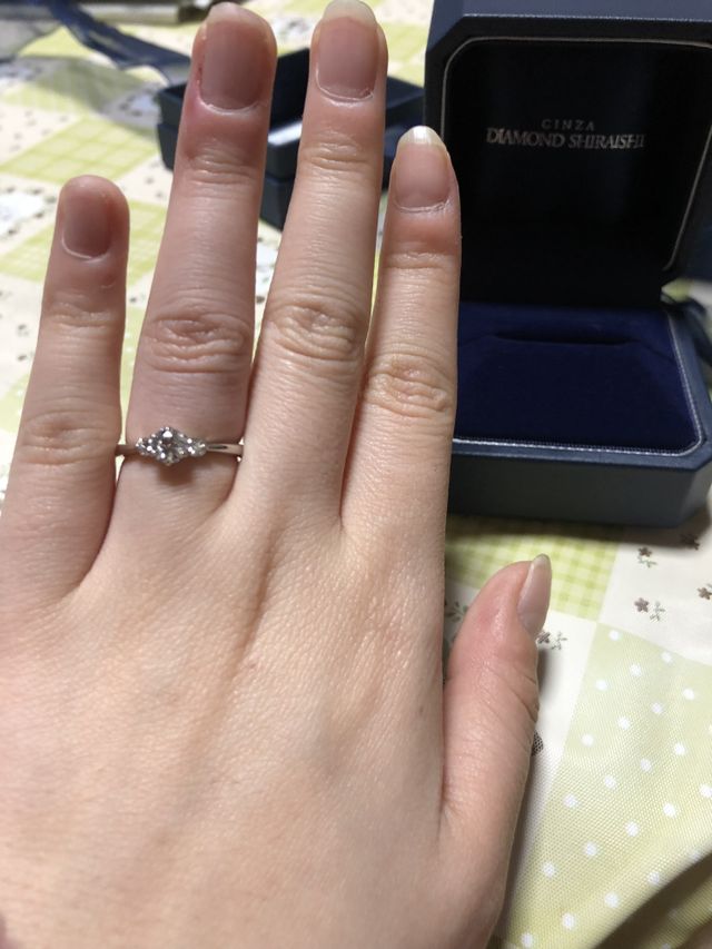 サイドにもダイヤがありリングが細くてダイヤが際立つ指輪！