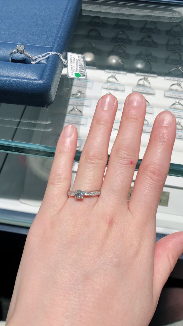 リングもキラキラしている！つけ心地はとても良い。