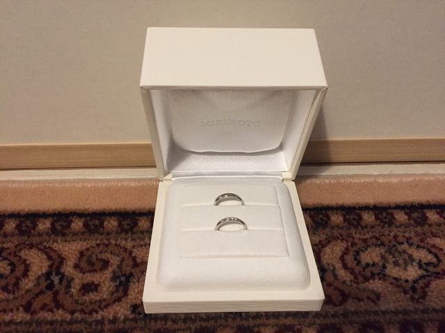 手前が女性、奥が男性用。女性用にはトップにダイヤが3つあり