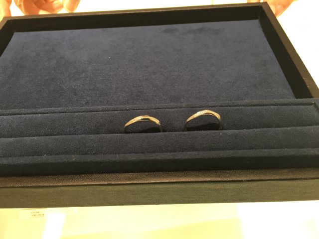 ウェーブのラインが美しく上品なデザインです。