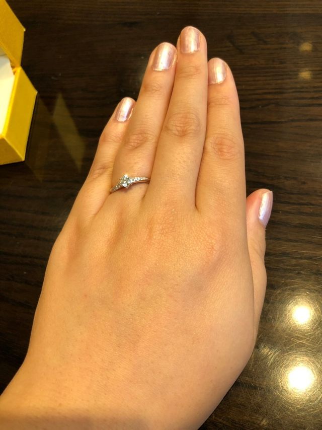 指が少しでも長く見えるようにウェーブがかかっています。