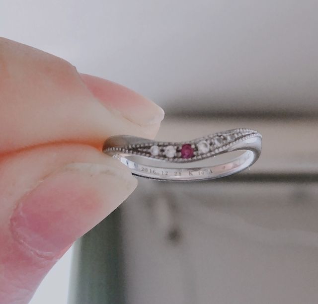 ウェーブしていてシンプルなデザイン。