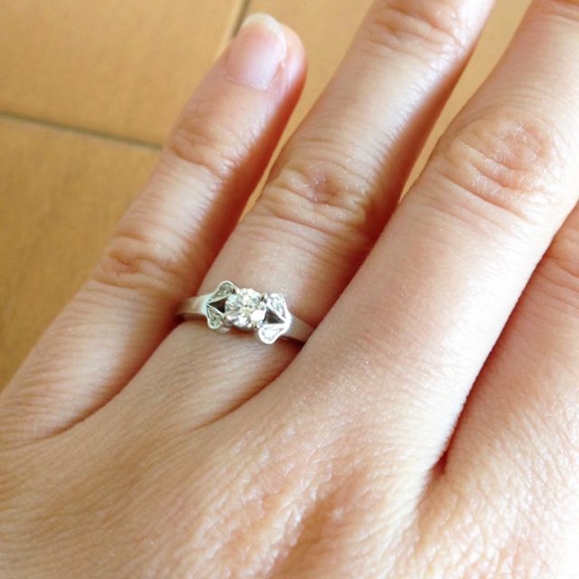 婚約指輪を受け取り初めて着用した時の写真です。