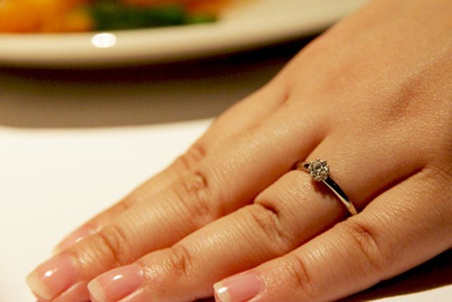 婚約指輪 レストランで撮影