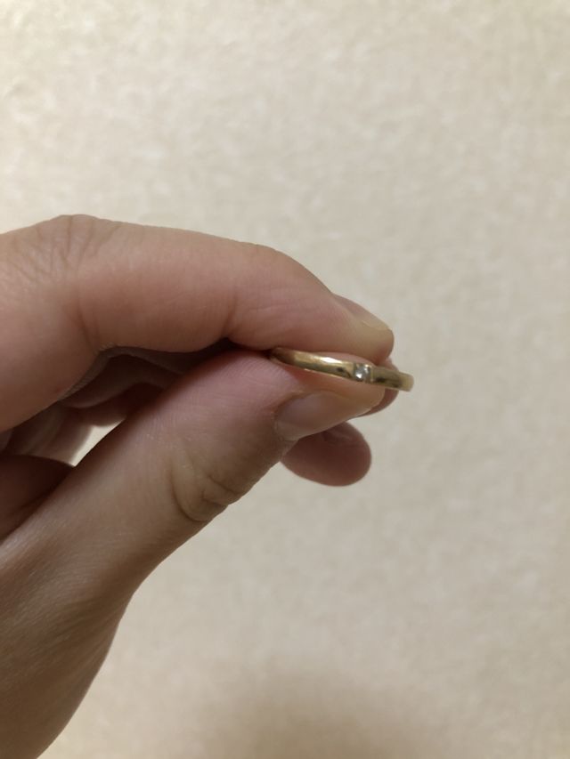 内側にはイニシャルと記念日を刻印してもらいました。