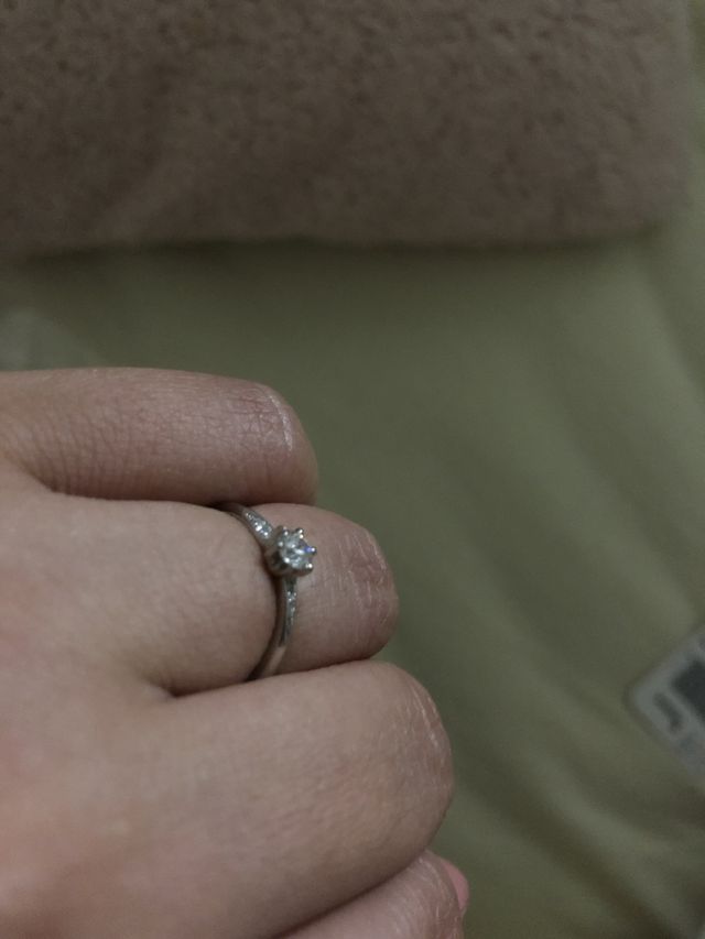 エンゲージリングにダイヤが少し