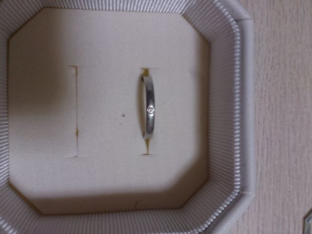 真ん中にダイヤが入っています。