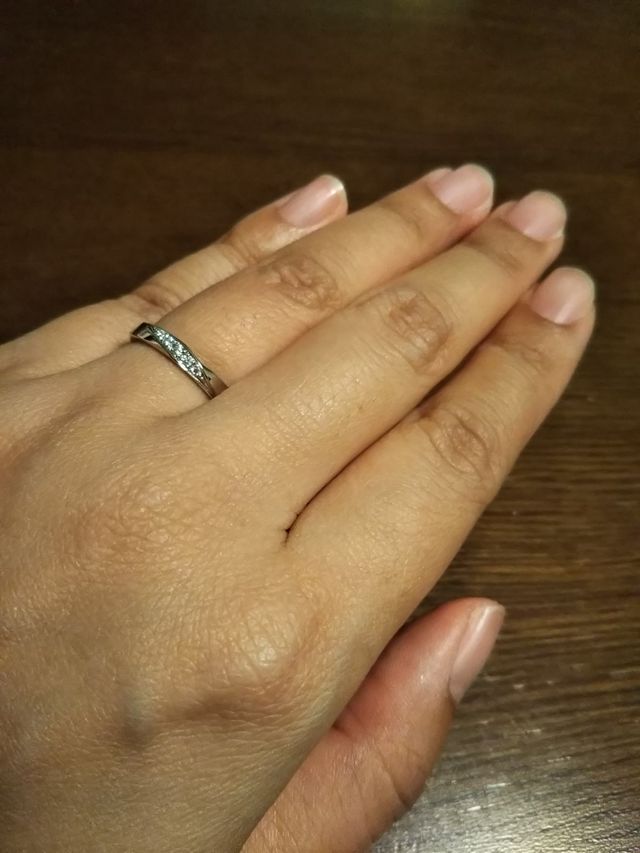 ウェーブデザインで、一面には小さなダイヤが埋め込まれています