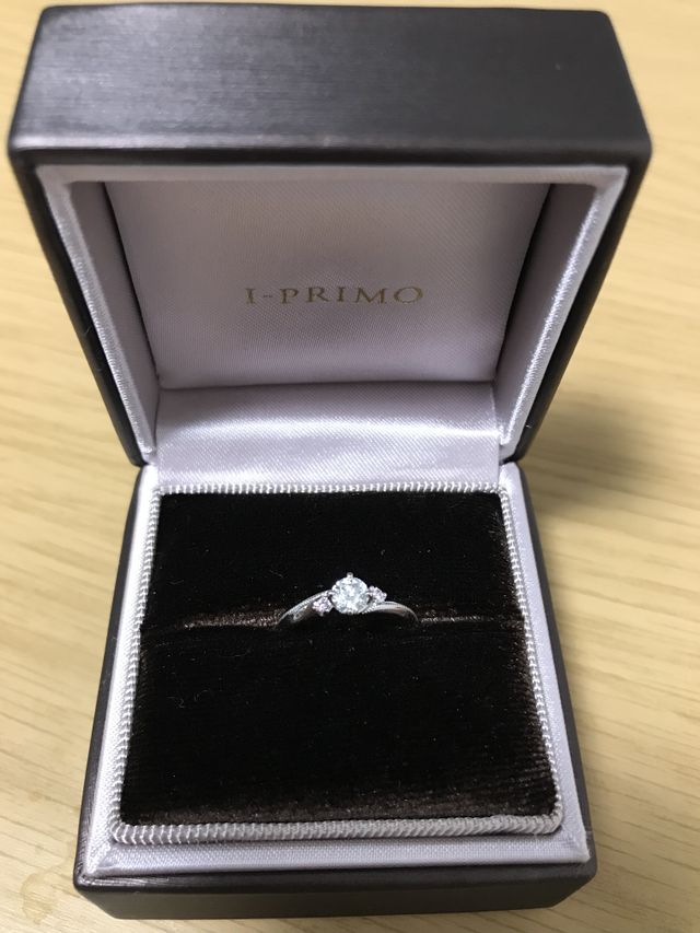 アームの中心にミル打ちが入っていて指がすっきり見えるデザイン