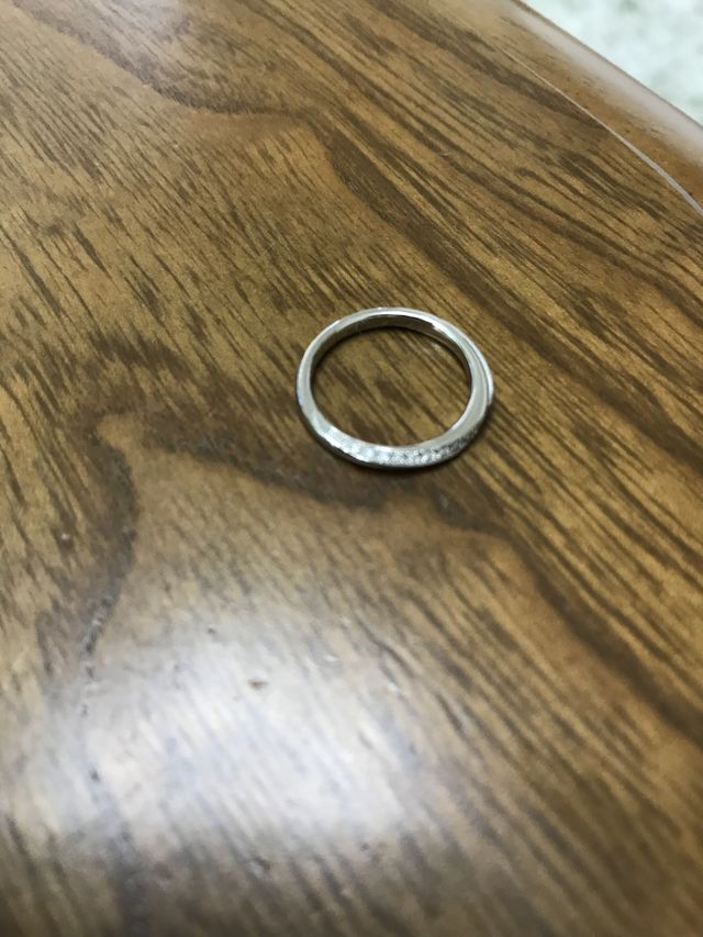 細身で指輪をしたときにまっすぐきれいに見えます。