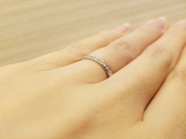 メレダイヤが埋め込まれたハーフエタニティリング。