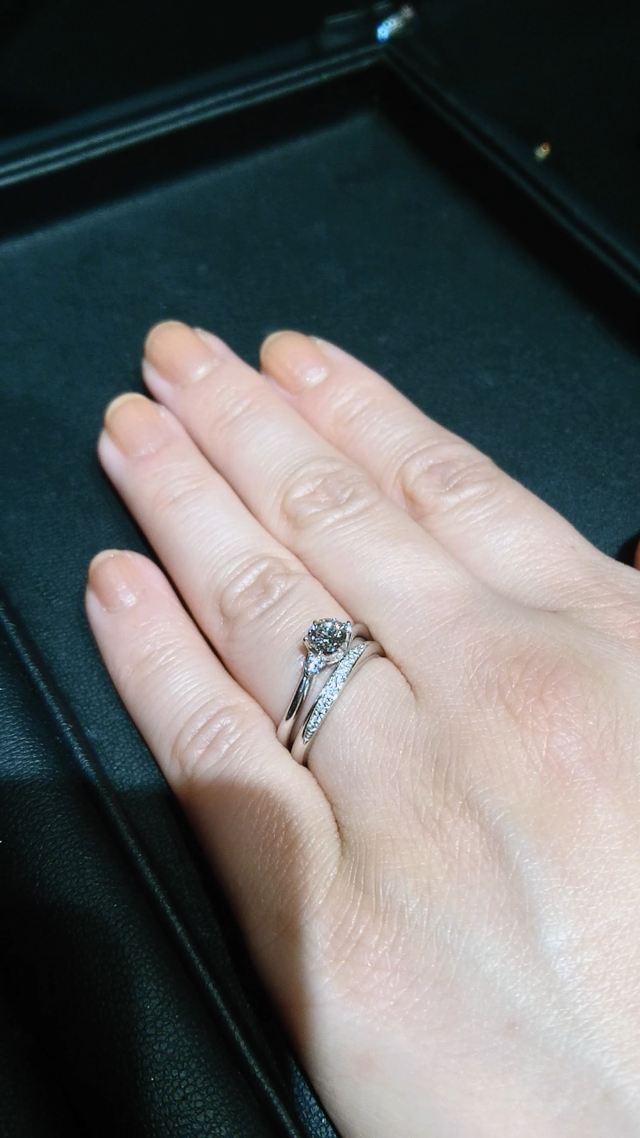 婚約指輪とのセット商品ではありませんが、合うデザインでした。